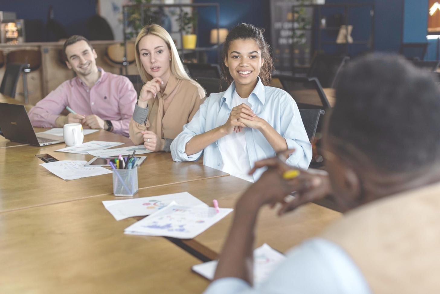 Suasana pembelajaran analisis teknis di ruang edukasi Nicola Terrano