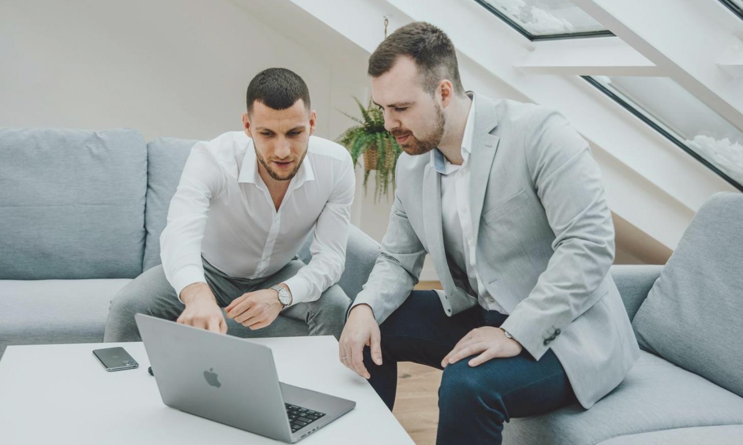 Review chart dan analisis pasar bersama instruktur