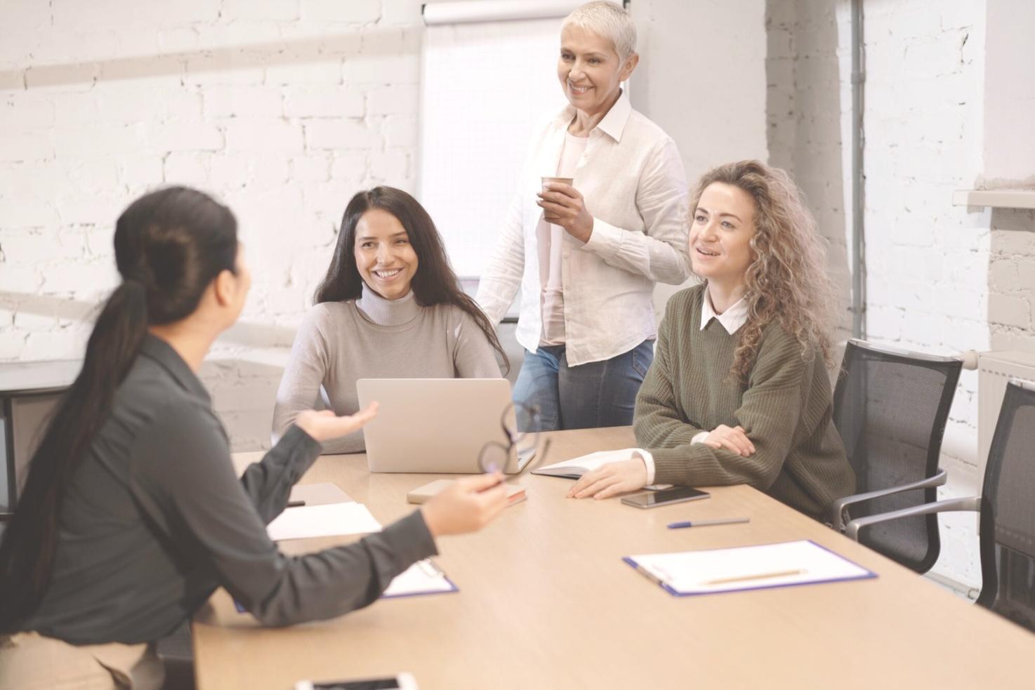 Tim profesional sedang menganalisa chart trading dalam sesi pelatihan intensif