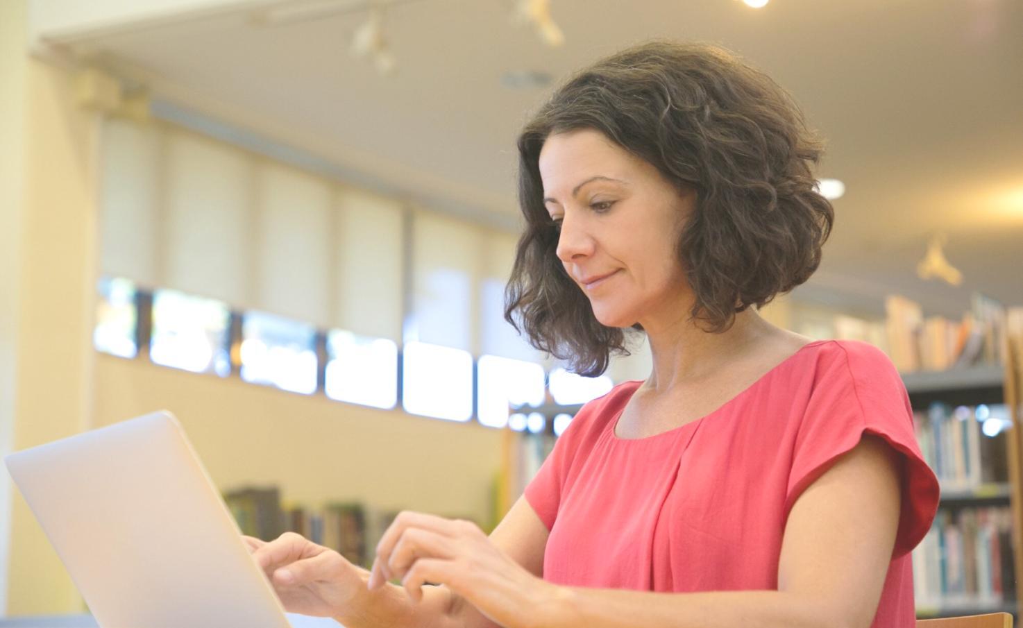 Peserta pelatihan menggunakan software analisa teknikal untuk mempelajari pola chart saham